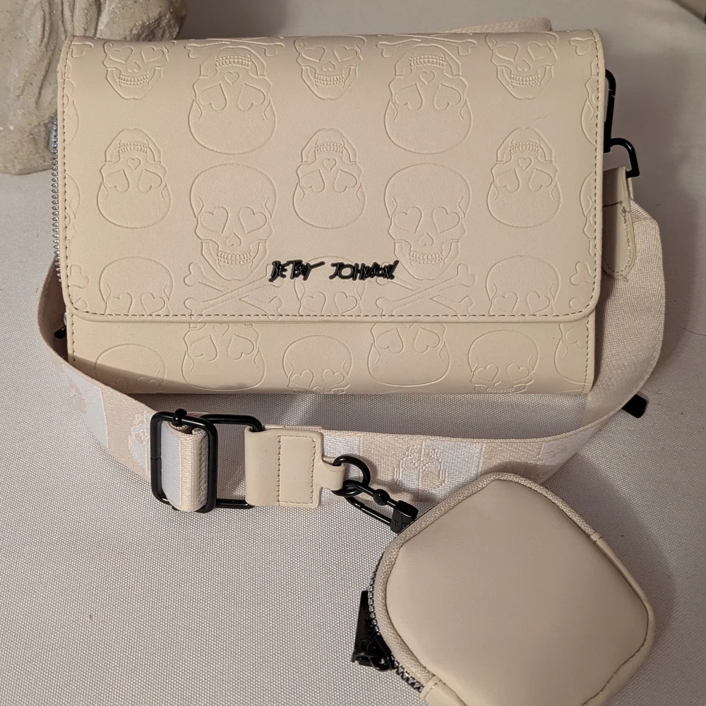 NWOT Cream Skull Embossed Crossbody Bag - Picture 2 of 6
